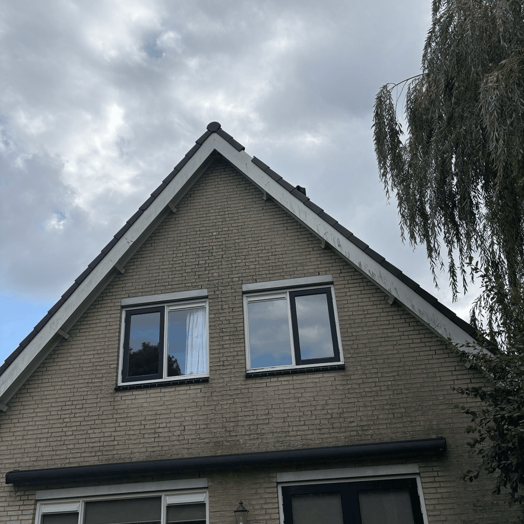 Foto bij klus: Install additional roof tile in Groet